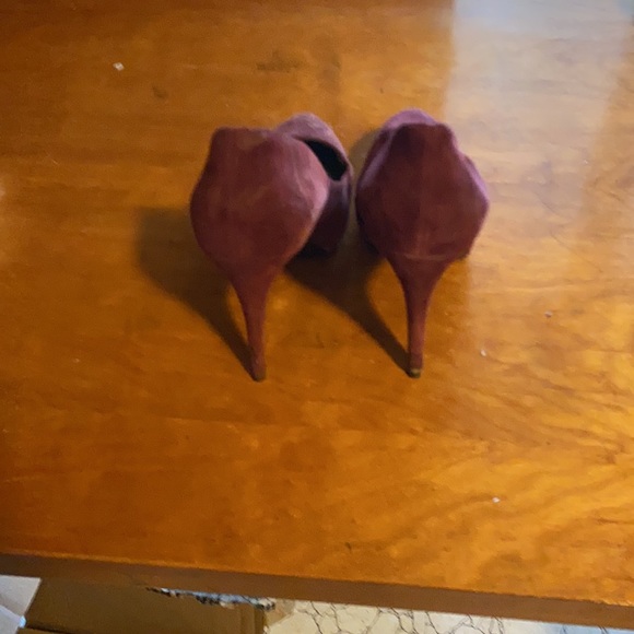 Beautiful shoes from guess slightly used 50$ or best offer - Picture 2 of 2